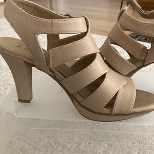 Naturalizer nude sandal in excellent condition